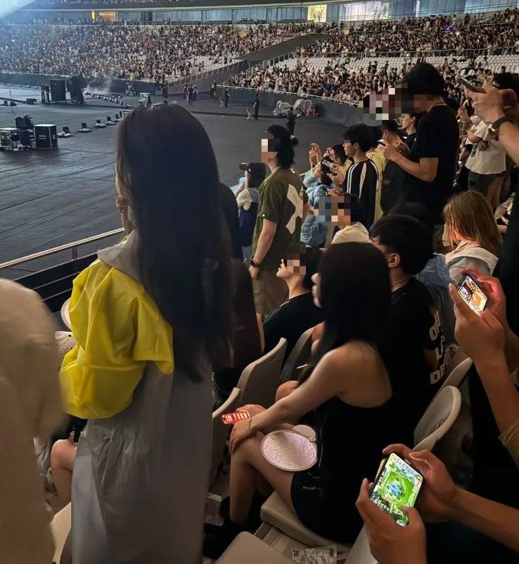 女子吐槽花2680元看“侃爷”演唱会：像去米其林吃白粥，观众无聊到玩游戏